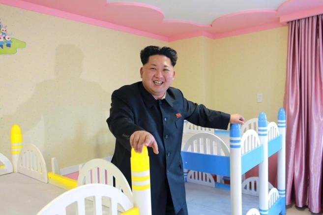 Kim Jong-un, durante una visita a un orfanato norcoreano.