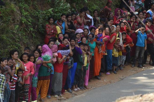 Nepales esperan la llegada de helicpteros de reparto de ayuda...
