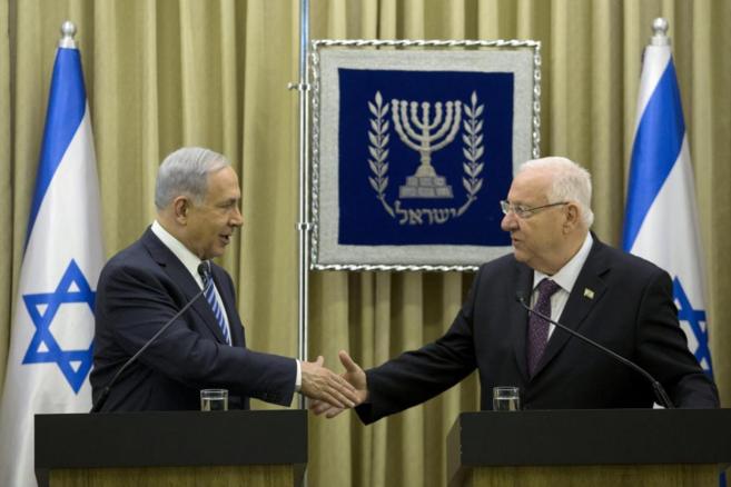 El primer ministro israelí, Benjamin Netanyahu (izq), con al...