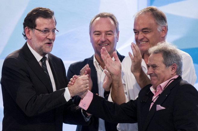 Mariano Rajoy saluda a Alfonso Rus en presencia de Alberto Fabra y...