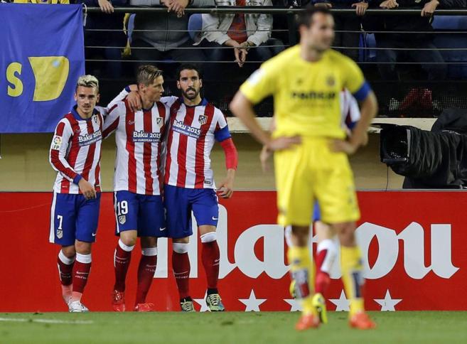 Fernando Torres celebra con Griezmann y Ral Garca el nico gol...