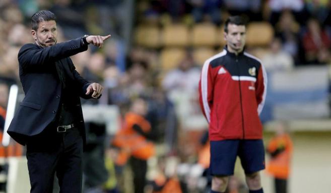 Simeone da instrucciones a sus jugadores en El Madrigal.