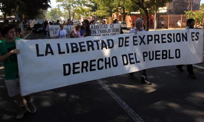 Foto de archivo de un grupo de periodistas paraguayos marchando en...
