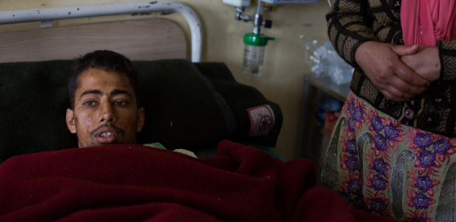 Rishi Ram Khanal, en la cama del hospital donde se recupera.