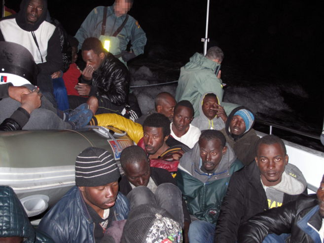 Algunos de los inmigrantes localizados cerca de la playa de Corchuna...