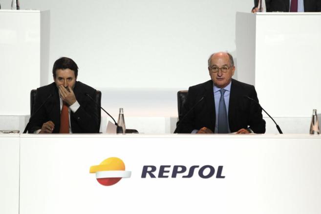 El presidente de Repsol, Antonio Brufau, y el consejero delegado, Josu...