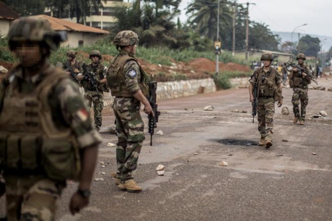 Soldados franceses patrullan Bangui, capital de la Repblica...