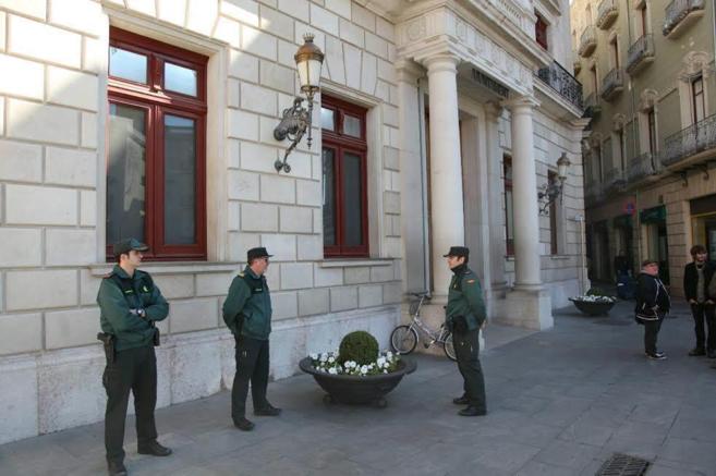 Agentes de la Guardia Civil ante el Ayuntamiento de Reus el pasado...