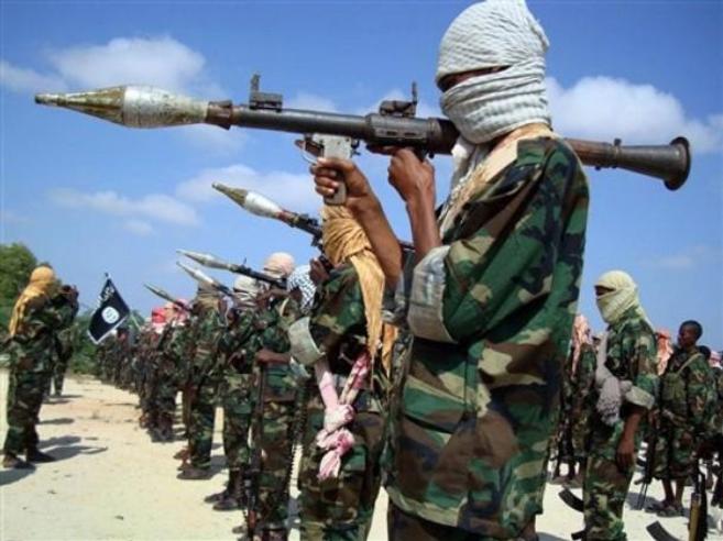 Islamistas del grupo terrorista Al Shabab entrenan en Mogadiscio, en...