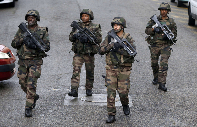 Militares franceses haciendo patrulla en Niza, localidad al sur de...
