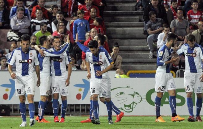 Los jugadores del Espanyol celebran el primer gol en Granada.