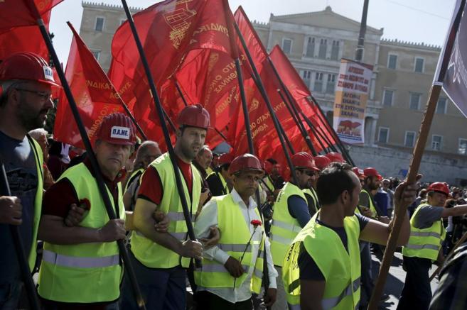 Manifestantes griegos del sindicato comunista PAME marchan por las...