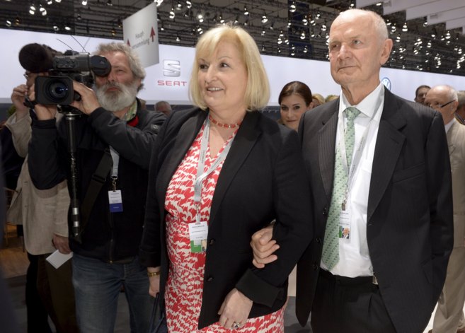 El ex presidente de VW, Ferdinand Pich, con su esposa Ursula, en una...