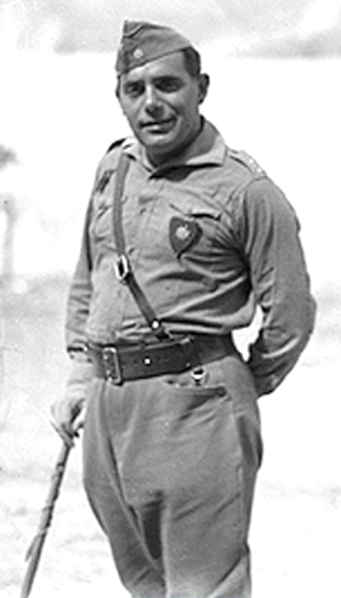 El comandante Castejón Espinosa, en uniforme de campaña, durante la...
