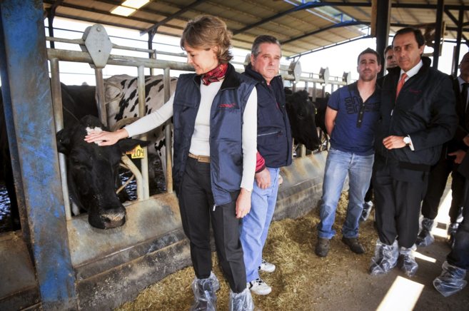 La ministra de Agricultura, Isabel Garca Tejerina, visita una granja...