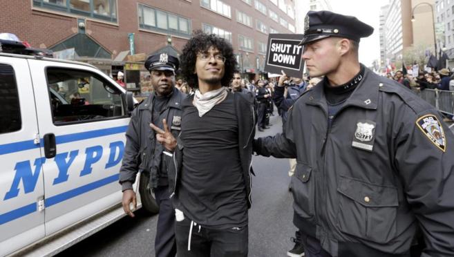 Un manifestante es arrestado por agentes de Polica de Nueva York...