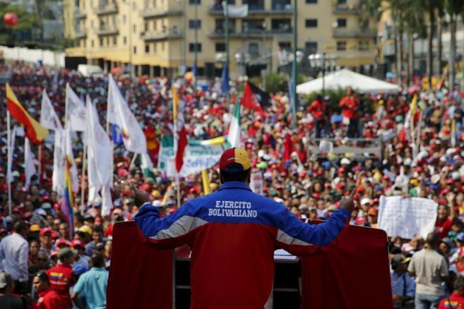 El presidente venezolano Nicols Maduro hablando a las masas durante...