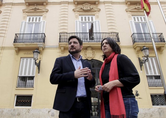 El candidato de EU, Ignacio Blanco, y la diputada Rosa Prez, ante la...