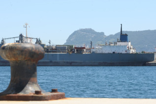 El barco cementero de bandera indonesia en Algeciras.