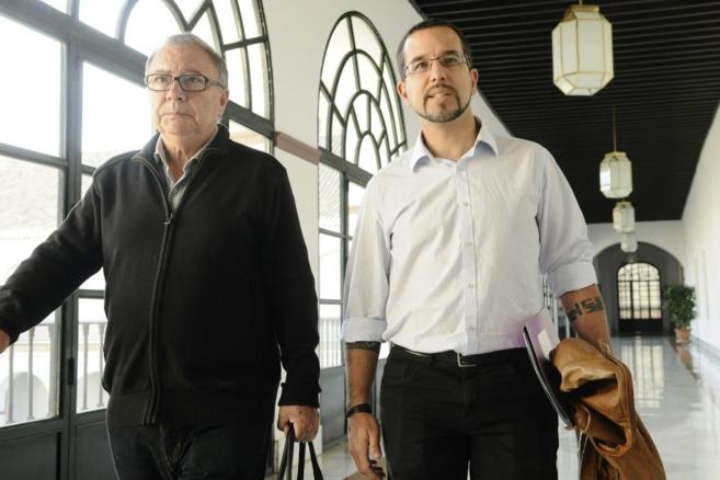 Los representantes de Podemos, Sergio Pascual (derecha) y Manuel...