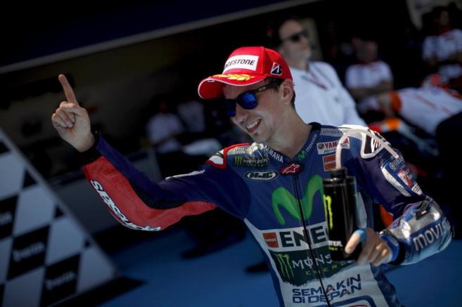 Lorenzo celebra la 'pole' en el circuito de Jerez.