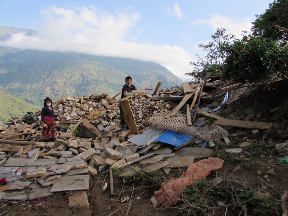 Dos nepales de Mandri buscan entre los escombros de sus casas,...
