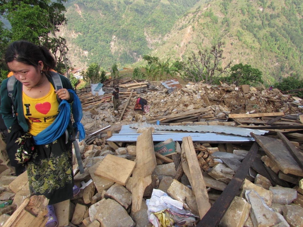 Una joven nepal observa el destrozo que provoc el terremoto en la...