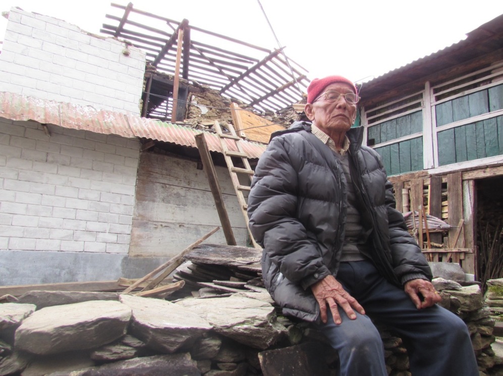 Sunder Ghela en Barpak, frente a su casa, daada por el terremoto que...