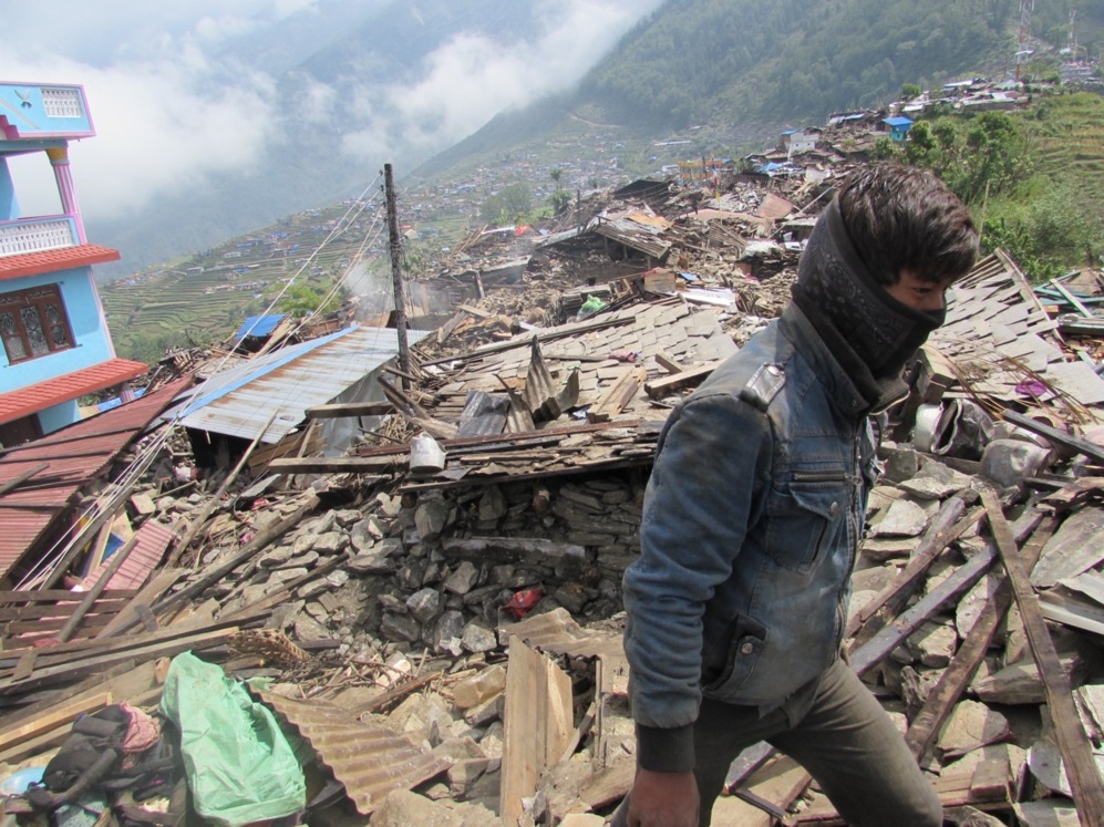 Un joven nepal, junto en la zona ms devastada por el sesmo de...