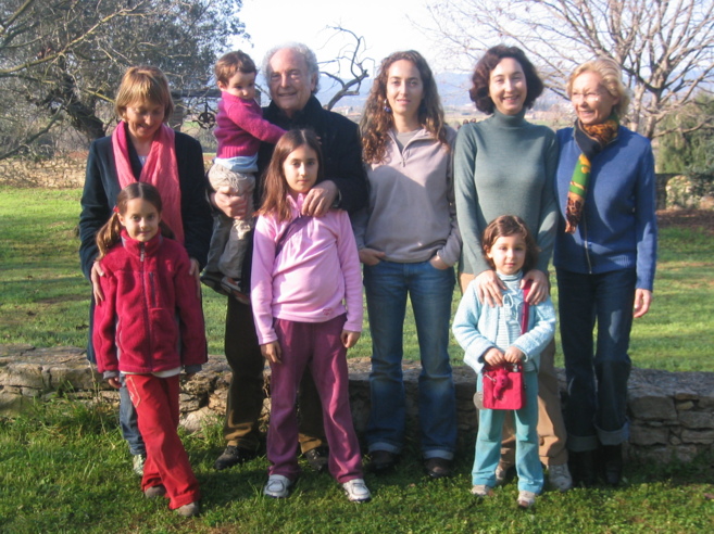 Carolina Punset, en el centro, junto a su padre, sus hermanas, sus...