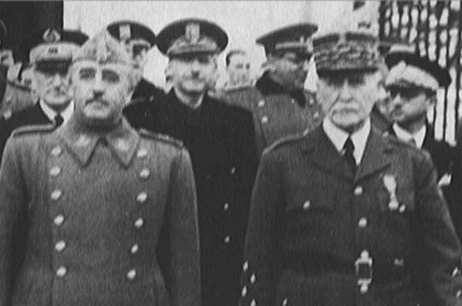 Francisco Franco y el mariscal Philippe Pétain, en una fotografía de...