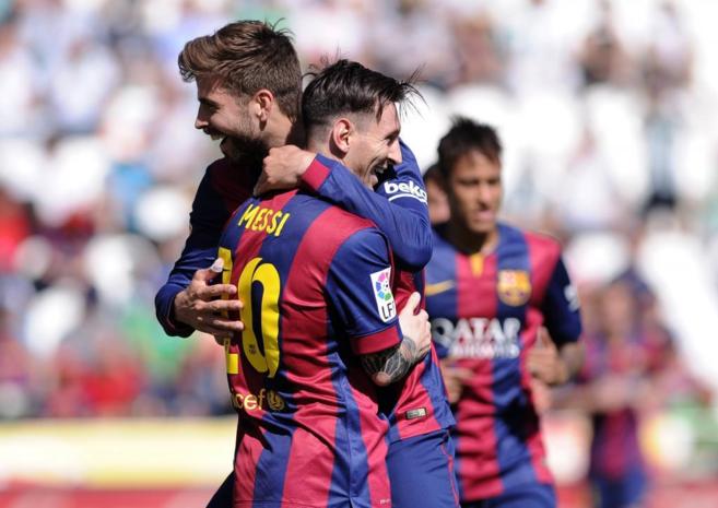 Piqu celebra su gol al Crdoba ante Messi.