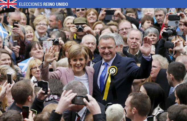 La lder del SNP, Nicola Sturgeon, junto al candidato Drew Hendry...