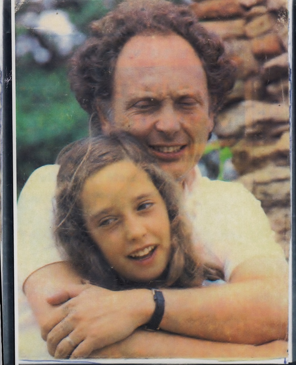 Carolina Punset abrazada por su padre, Eduard Punset, cuando tena 12...