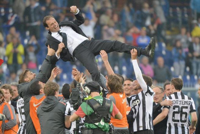 Los jugadores de la Juventus mantean a Allegri.