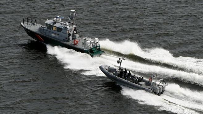 Barcos de la Guardia Fronteriza de Finlandia patrullan en aguas cerca...