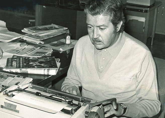 Manuel Alcntara, ante su mquina de escribir.