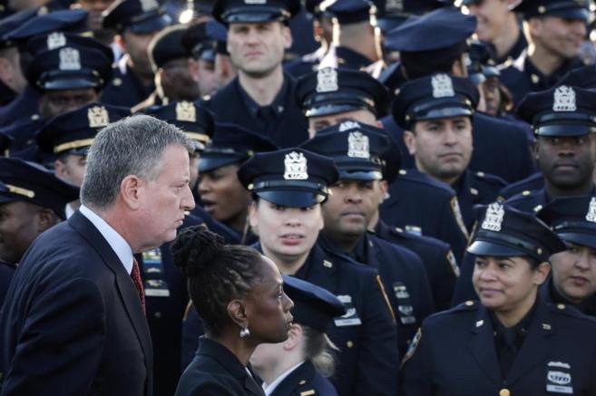 El alcalde de Nueva York en el funeral de un agente muerto el pasado...