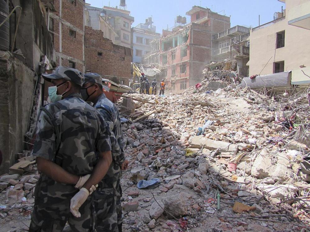 Edificios destruidos en Katmandu, junto a otras construcciones...