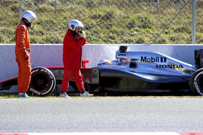 El monoplaza de Fernando Alonso, inmvil en la curva 3 del circuito...