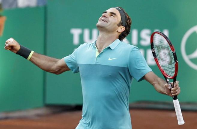 Roger Federer celebra su victoria en Estambul.