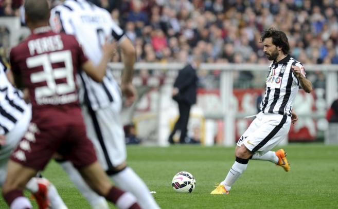 Andrea Pirlo lanza una falta contra el Torino, durante un partido de...
