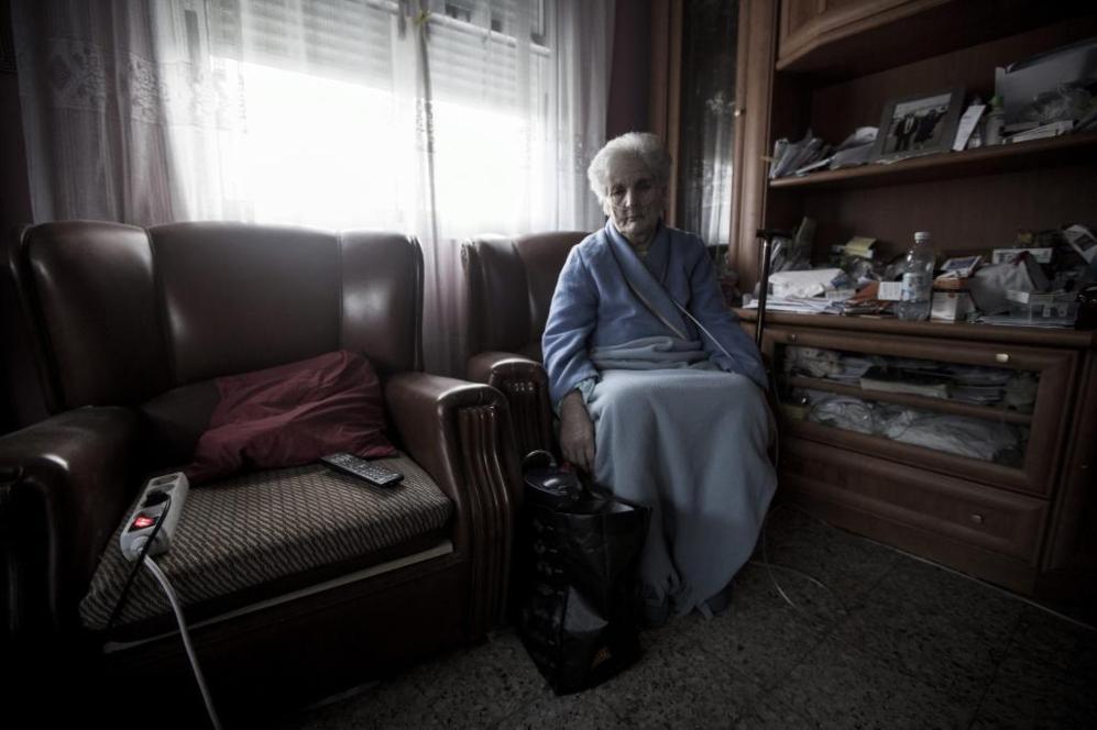Amalia, de 72 aos, vive lejos de los astilleros de Ferrol, en la...