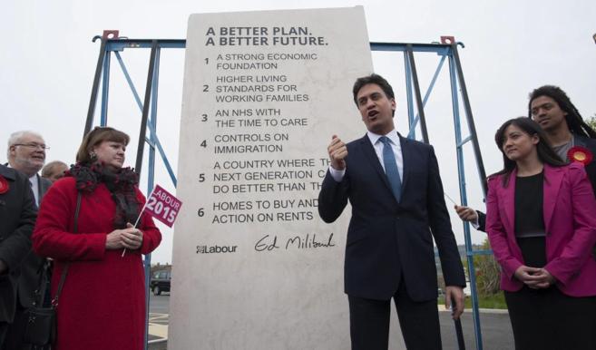 El lder laborista, Ed Miliband, junto al monolito de sus 'seis...