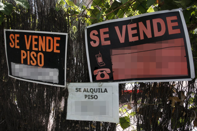 Imagen de carteles que anuncian la venta de viviendas en Madrid.