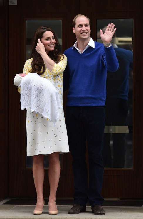 Los duques de Cambridge, con su hija.
