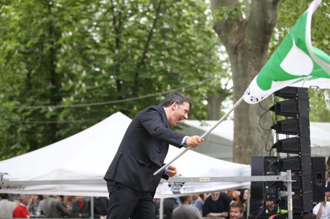 El primer ministro italiano, Matteo Renzi, ondea la bandera de su...