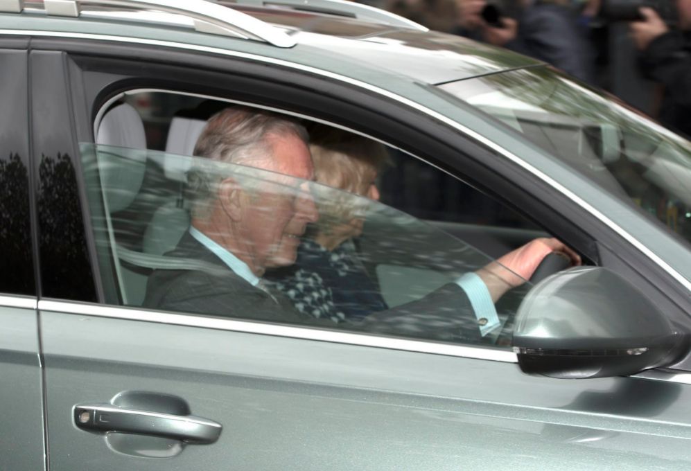 El domingo por la tarde llegaban a Kensington Carlos y Camilla.