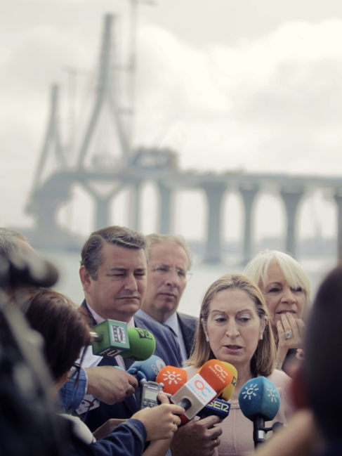 La ministra de Fomento Ana Pastor atiende a los medios con el puente...
