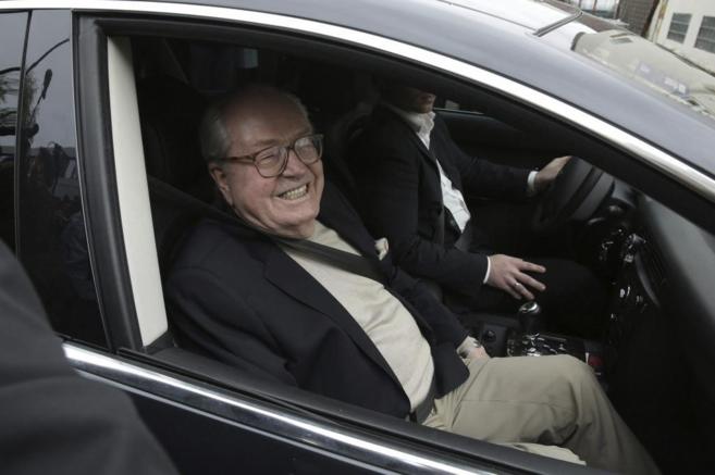 Jean-Marie Le Pen a su salida hoy de la sede del partido, a las...